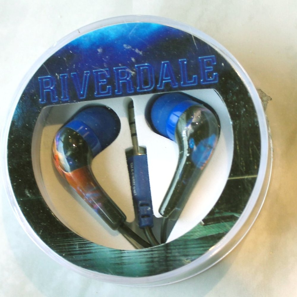NWT Riverdale Earbuds